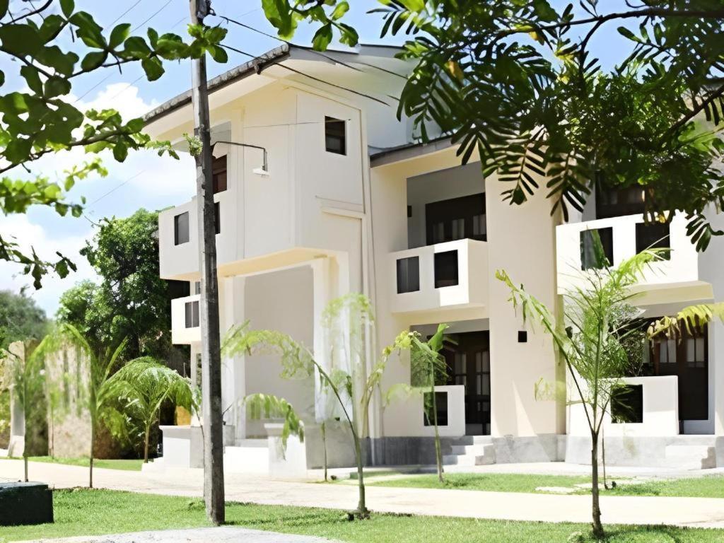 The Kent Tissamaharama Exterior photo